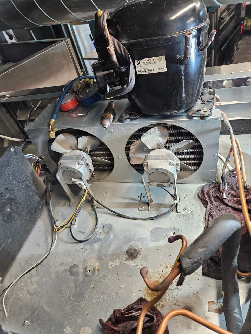 부품 교체 수리 작업